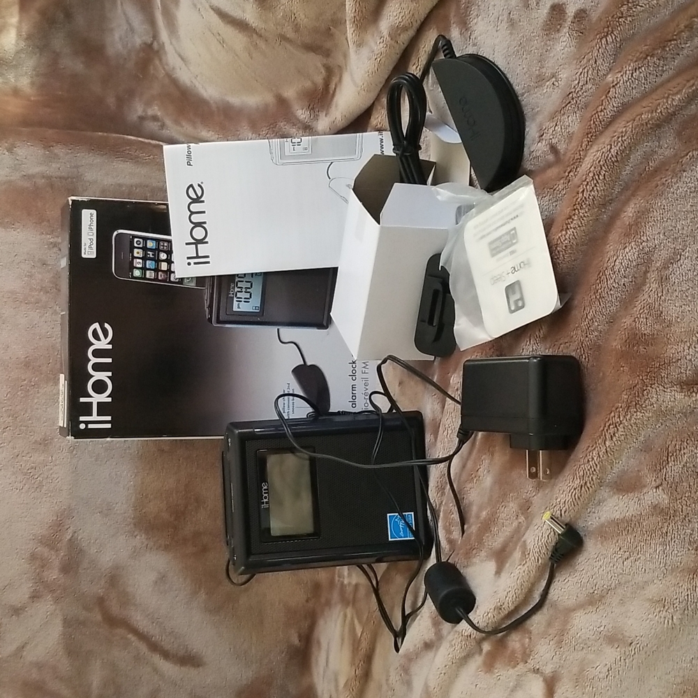 iHome radio charging station for iPods and iPhones